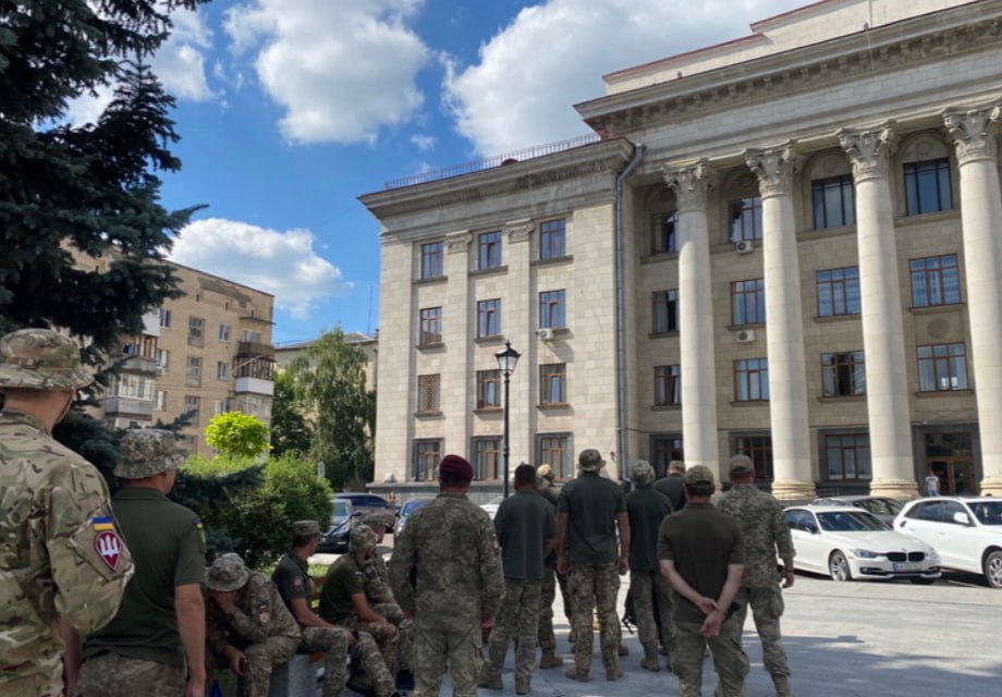 Под Житомирским судом собрались военные, они требуют справедливого суда над рэкетирами, которые «выбивали» 190 тыс