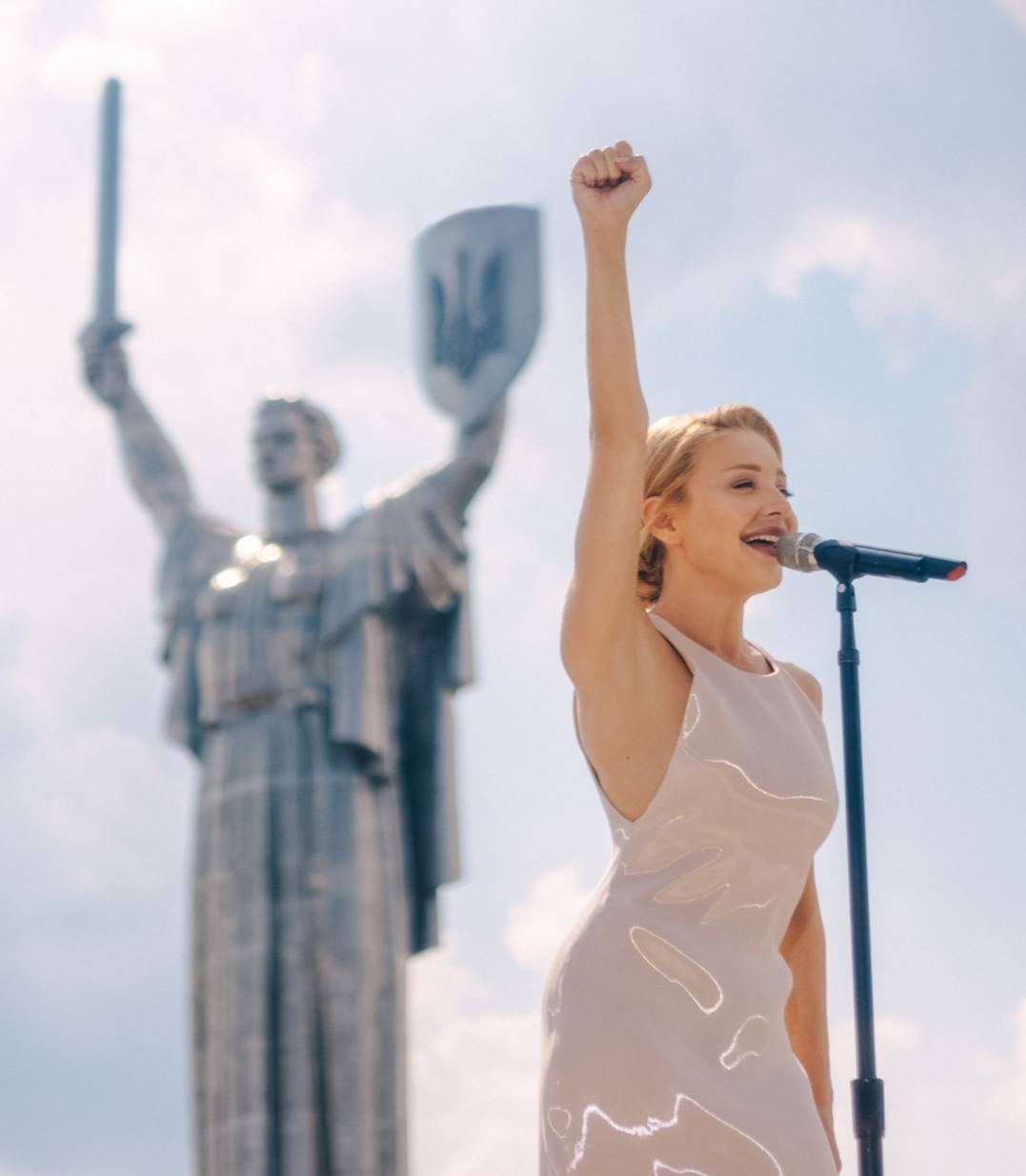 24 серпня у День Незалежності України Тіна Кароль та Дайан Уоррен презентували пісню під назвою «One nation under love»