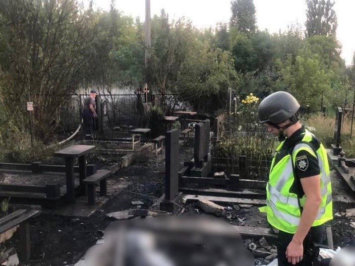 В Киевской области обломки ракеты упали на кладбище, возник пожар