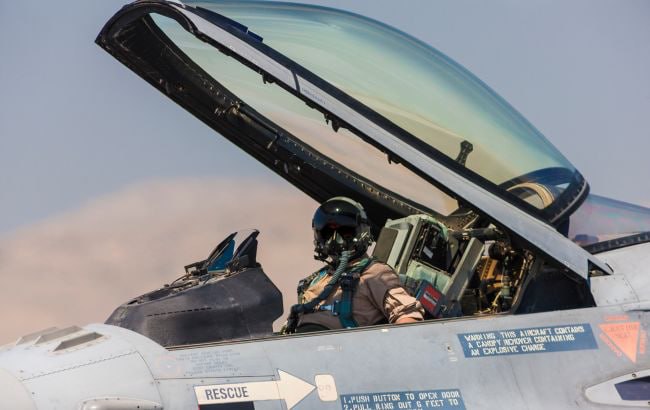 Українські пілоти на F-16, цією зимою почнуть виконувати бойові вильоти, — Wall Street Journal