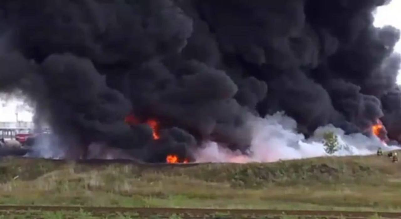 У Росії потужна пожежа поряд із цистернами з паливом, — місцеві пабліки 