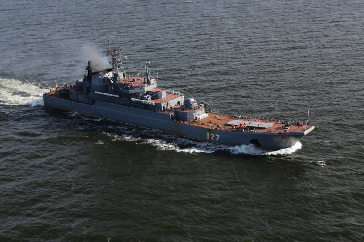 Дизель-електричний підводний човен "Ростов-на-Дону" та великий десантний корабель "Мінськ", пошкоджено