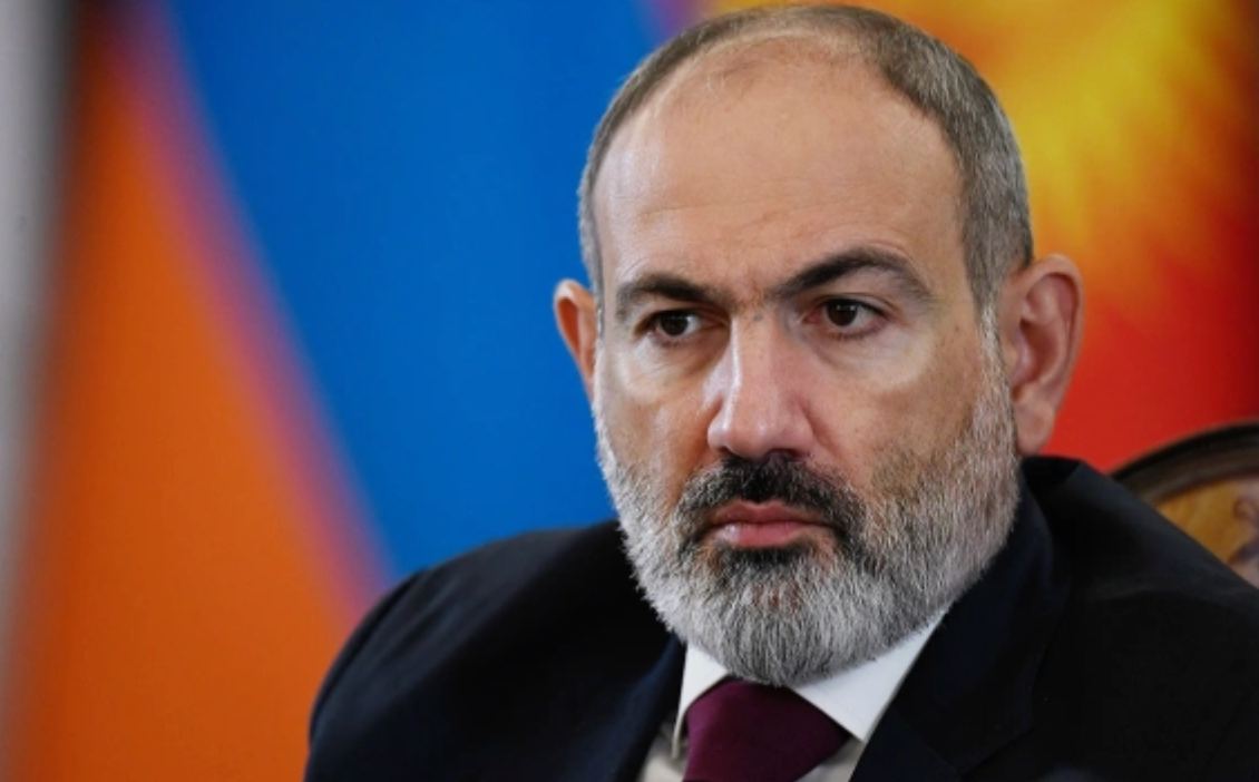 Премьер Армении Пашинян на фоне