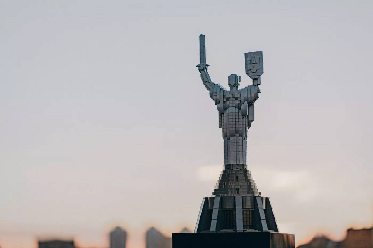 LEGO створила набори конструкторів трьох пам'яток України: київська "Батьківщина-мати", маріупольська водонапірна вежа та кримське "Ластівчине гніздо"