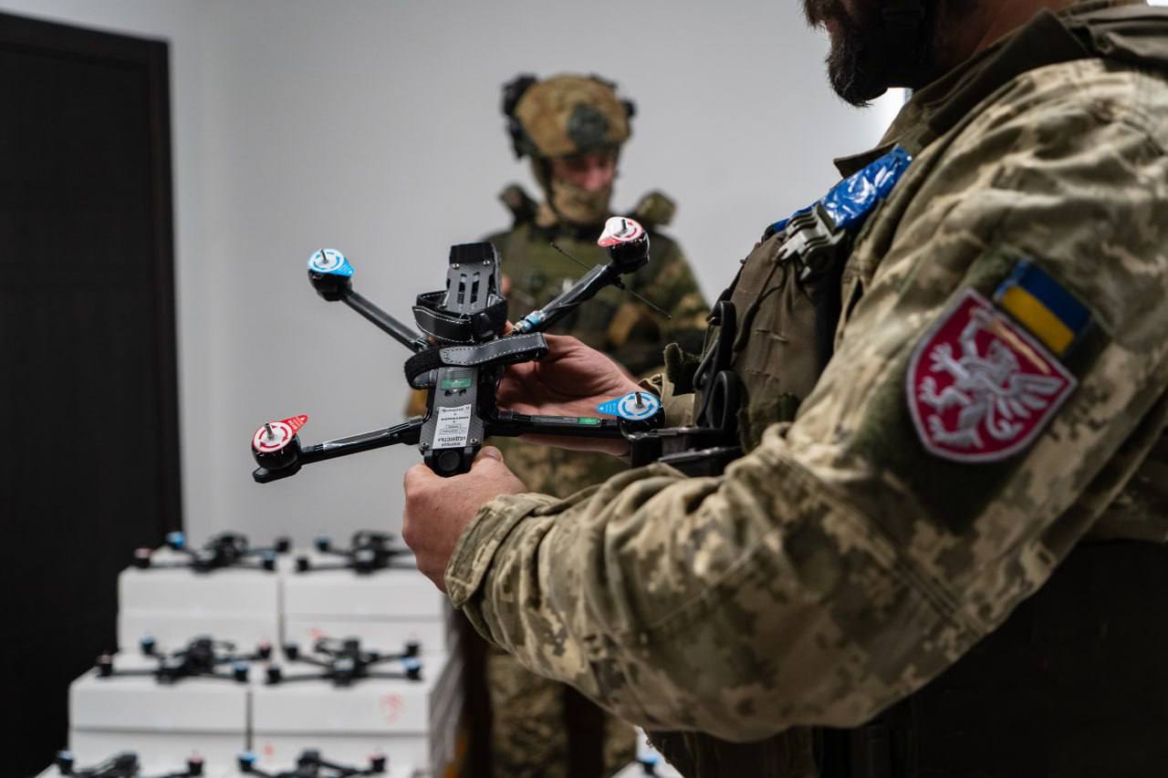 Українські захисники отримали 3000 FPV-дронів
