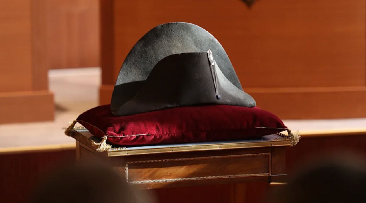 Шляпу Наполеона продали почти за