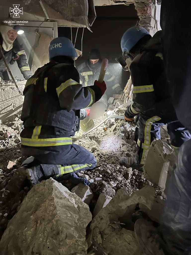 Под завалами в Селидово нашли тело еще одного человека