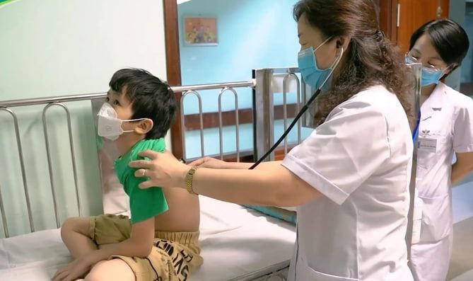 Китайские больницы переполнены детьми, которые